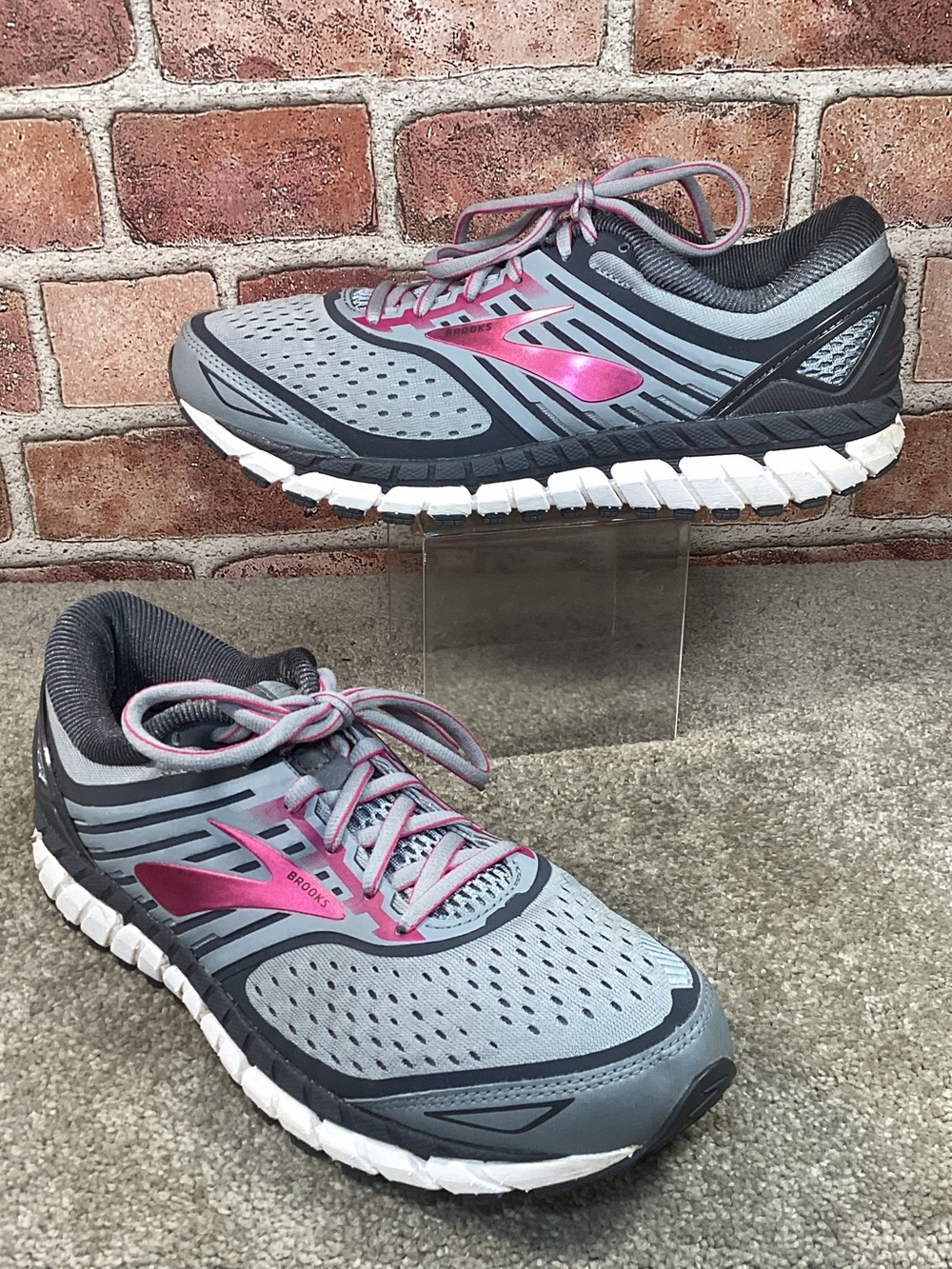 Brooks Ariel 18 women’s running shoes walking sneakers size 9